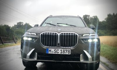 BMW X7 xDrive40d Facelift Front mit großen Grill und zweigeteilten Scheinwerfern
