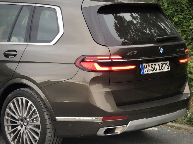 BMW X7 xDrive40d Heckansicht und Rückleuchten und Auspuff