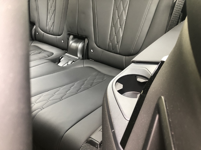 BMW X7 xDrive40d Test Sitzbank mit seitlichen Becherhaltern