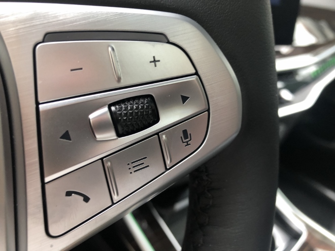 BMW X7 xDrive40d Taste für die Sprachbedienung am Lenkrad