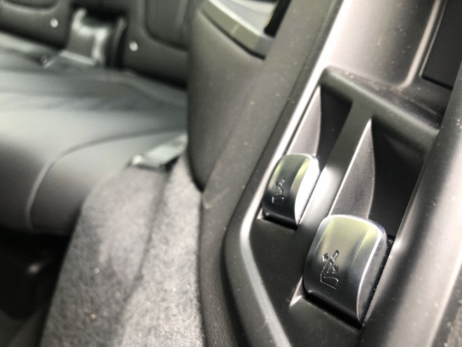 BMW X7 xDrive40d Tasten für das Umklappen der hinteren Sitze