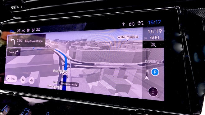 Citroen C5 X Plug-in-Hybrid Touchscreen und 3D Bild der Navigation