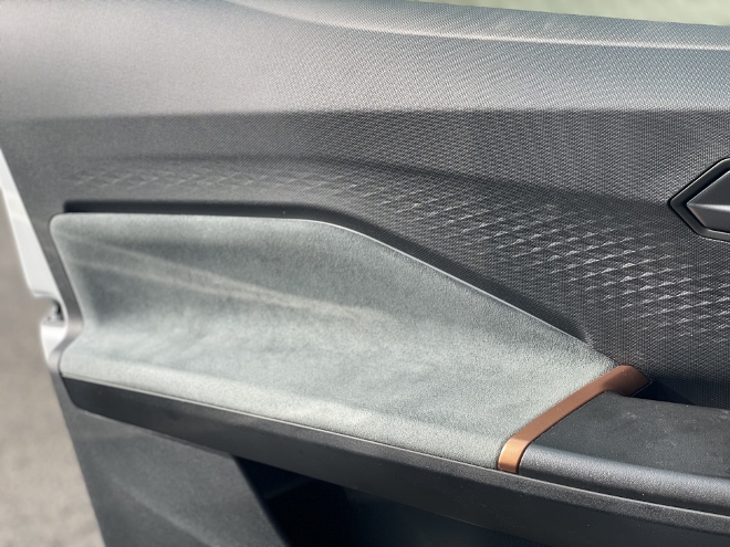 Cupra Born VZ Test, alcantara Einlagen in der vorderen Tür