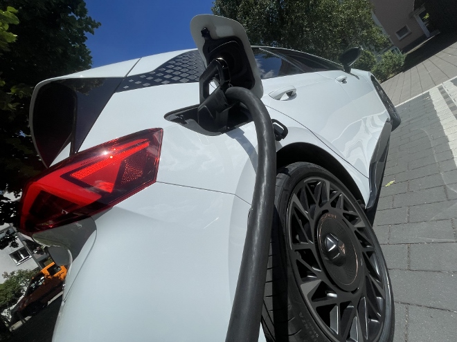 Cupra Born VZ Test, Ladeklappe hinten rechts