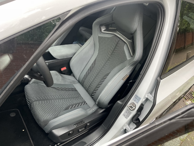 Cupra Born VZ Test, vorne sitzen auf dem Sportsitz