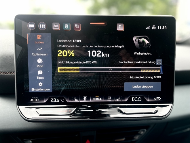 Cupra Born VZ Test, Anzeige beim Laden mit Ladegeschwindigkeit und Ladung