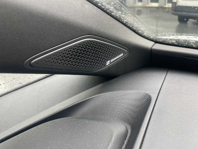 Cupra Born VZ Test, Soundsystem von Sennheiser, Lautsprecher in den. A-Säulen