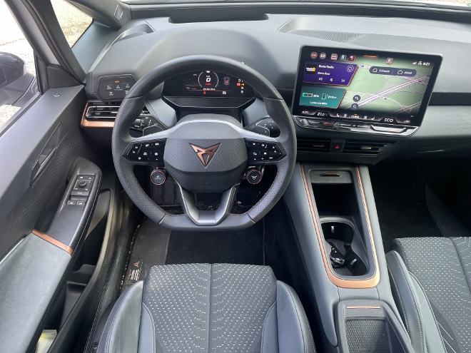 Cupra Born VZ Test, armaturenbrett, Lenkrad und Touchscreen
