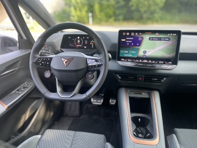 Cupra Born VZ Test, cockpit, Lenkrad, Bildschirm und Mittelkonsole