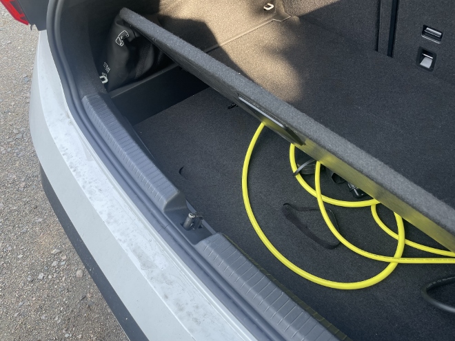Cupra Born VZ Test, Verstauen der Ladekabel unter dem Ladeboden