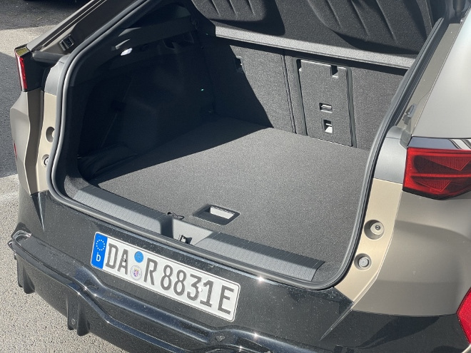 Cupra elektrischer SUV Tavascan VZ: kofferraum, Tiefe, Breite, Höhe. Flach Ladekante. Durchreiche in den Innenraum