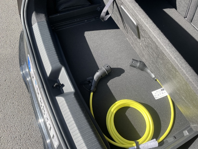 Cupra elektrischer SUV Tavascan VZ: Fach unter dem Ladeboden Für die Ladekabel