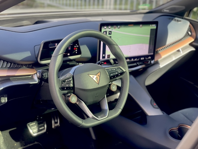 Cupra elektrischer SUV Tavascan VZ: lenkrad, Instrumente und Bildschirm