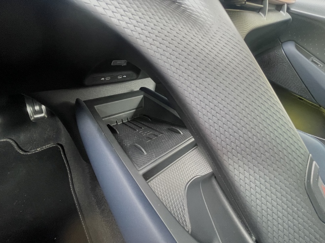Cupra elektrischer SUV Tavascan VZ: Ablage und Smartphone Ladestation auf der Mittelkonsole