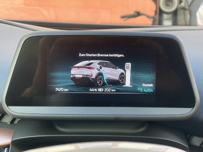 Cupra elektrischer SUV Tavascan VZ: Anzeige des Aufladen im Cockpit Display hinter dem Lenkrad