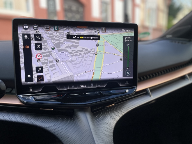 Cupra elektrischer SUV Tavascan VZ: zentraler Bildschirm mit Navigations Landkarte