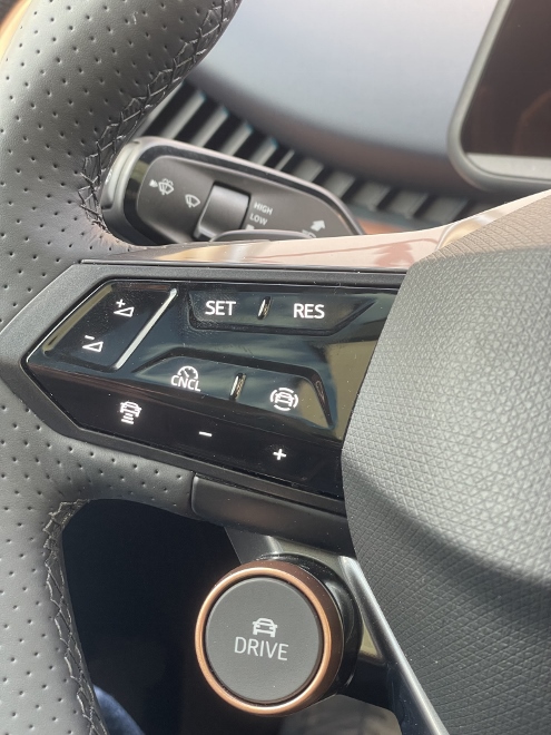 Cupra elektrischer SUV Tavascan VZ: Drive Schalter am Lenkrad und Tasten für die Einstellung des Tempomat