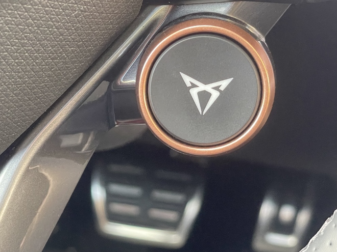 Cupra elektrischer SUV Tavascan VZ: cupra Schalter am Lenkrad
