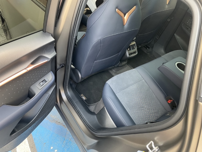 Cupra elektrischer SUV Tavascan VZ: hinten sitzen auf der Sitzbank. Beinfreiheit und Schulterfreiheit. Ablagen in der Tür