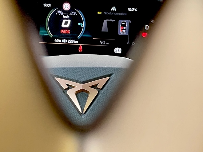 Cupra elektrischer SUV Tavascan VZ: cupra Emblem auf dem Lenkrad und Tacho