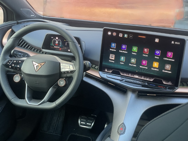 Cupra elektrischer SUV Tavascan VZ: Cockpit und Cupra Lenkrad
