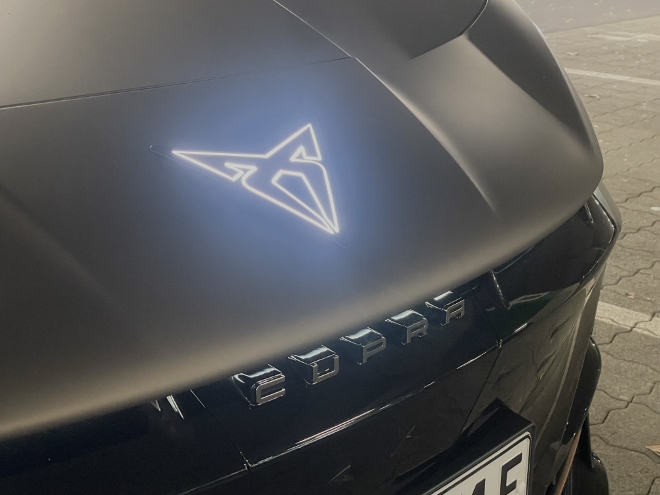 Cupra elektrischer SUV Tavascan VZ: beleuchtetes Cupra, Emblem auf der Motorhaube