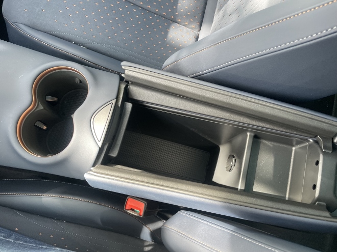 Cupra elektrischer SUV Tavascan VZ: ablagefach und Becherhalter zwischen den Vordersitzen