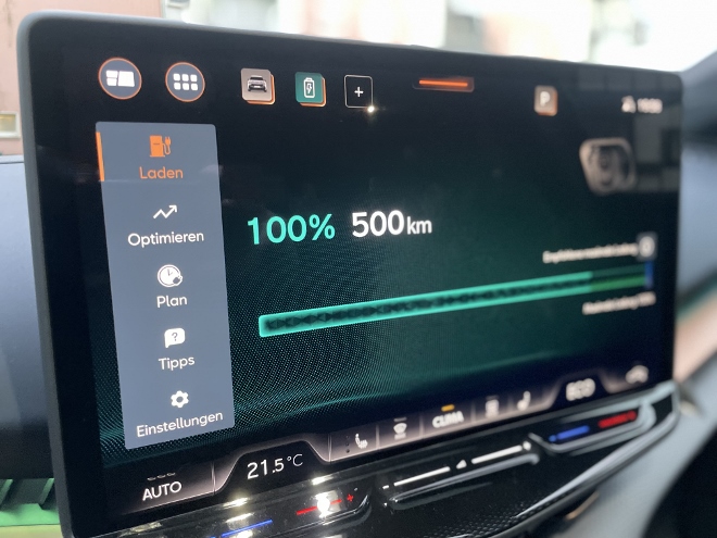 Cupra elektrischer SUV Tavascan VZ: Anzeige der Reichweite auf dem Touchscreen, 500 km