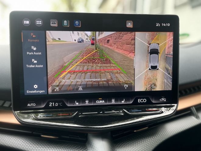 Cupra elektrischer SUV Tavascan VZ: Zwei geteiltes Bild der Kamera. Aus der Vogelperspektive und Frontkamera oder Heckkamera