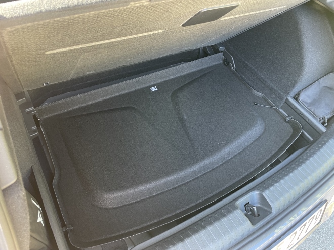 Cupra Terramar VZ 2.0 TSI 4Drive verstauen der Kofferraumabdeckung unter dem Kofferraumboden