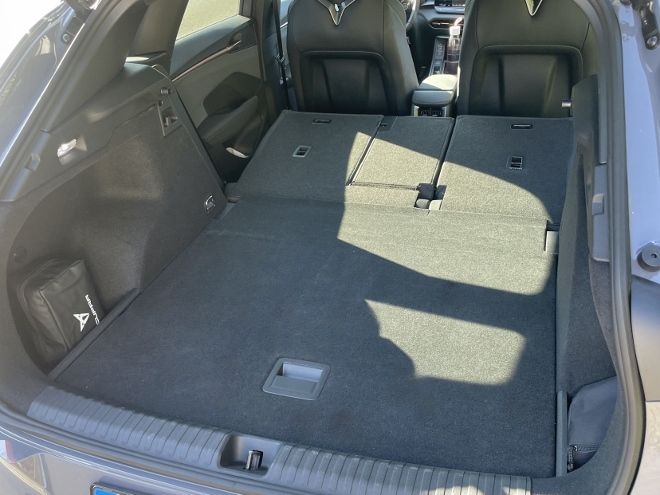 Cupra Terramar VZ 2.0 TSI 4Drive mit heruntergeklappter Sitzbank, Rücksitzbank, Fast ebene Ladefläche