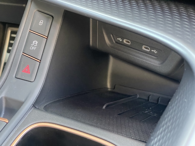 Cupra Terramar VZ 2.0 TSI 4Drive USB Anschlüsse in der Mittelkonsole