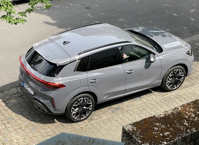 Cupra Terramar VZ 2.0 TSI 4Drive Aus der Seitenansicht mit 20 Zoll Felgen