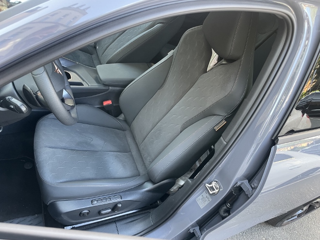 Cupra Terramar VZ 2.0 TSI 4Drive vorne sitzen auf den Sportsitzen