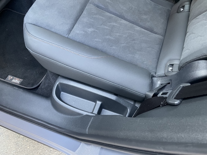 Cupra Terramar VZ 2.0 TSI 4Drive kleine praktische Ablage neben der Sitzbank