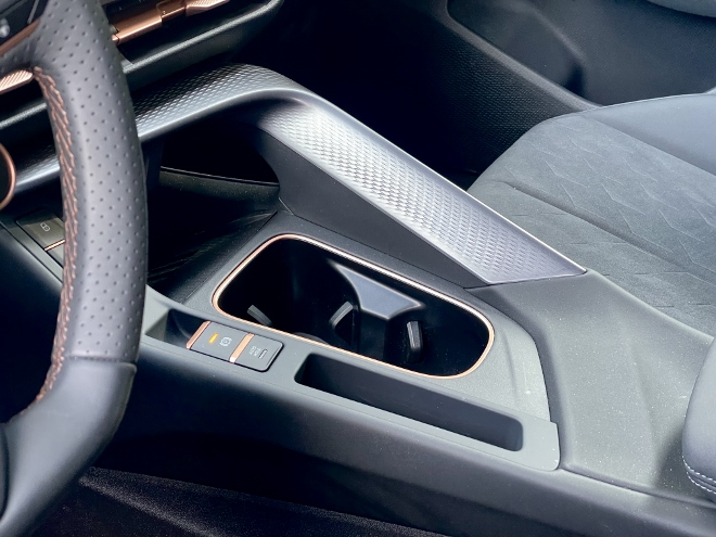 Cupra Terramar VZ 2.0 TSI 4Drive Mittelkonsole mit Becherhalter und Ablagen