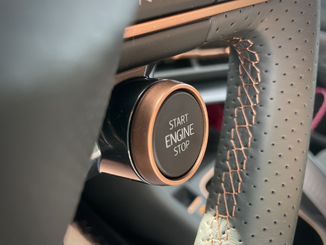 Cupra Terramar VZ 2.0 TSI 4Drive Test starttaste am Lenkrad