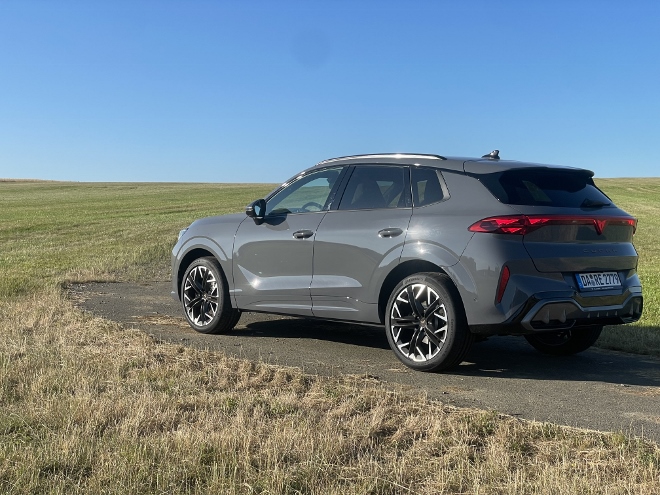 Cupra Terramar VZ 2.0 TSI 4Drive von der Seite und hinten