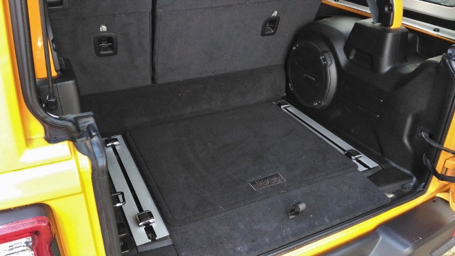 Jeep Wrangler 4x4 Plug-in-Hybrid Kofferraum und Bass Box