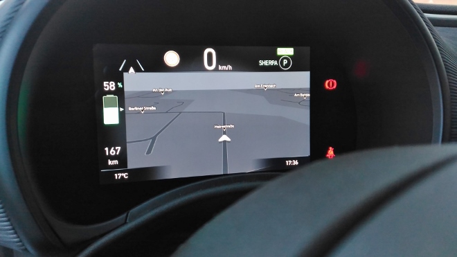 Fiat 500 Cabrio Elektro Navigation hinter dem Lenkrad
