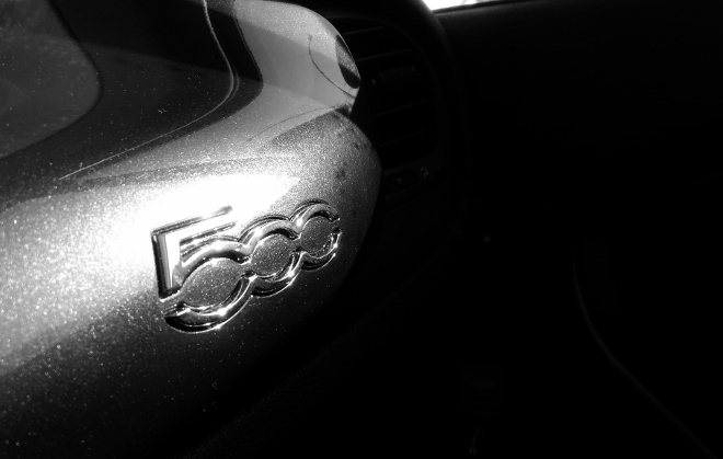 Fiat 500X Facelift 500 Emblem vor dem Beifahrersitz