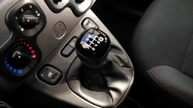 Schalthebel Position im Fiat Panda Hybrid mit 6-Gang Schaltgetriebe