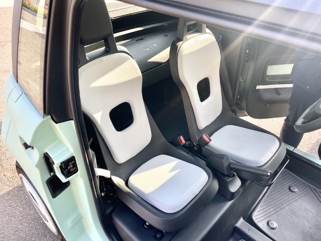 Fiat Topolino 2024 versetzte Sitze im Innenraum