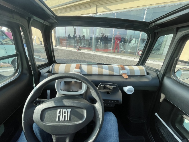 Fiat Topolino 2024 Probesitzen im Innenraum auf den zwei Sitzen