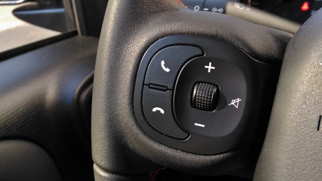 Tasten Telefon und Lautstärke am Lenkrad im Fiat Panda Hybrid