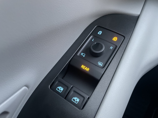 Ford Capri Extended Range RWD Test: Fensterheber Schalter vorne, nur zwei statt vier Schalter