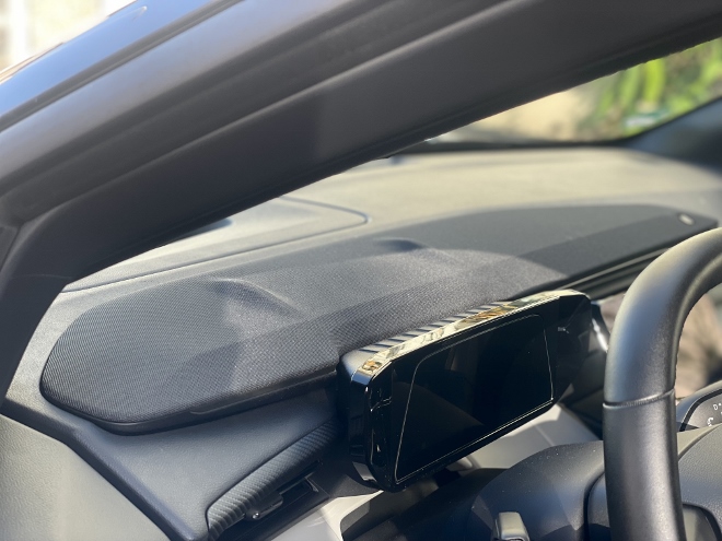 Ford Capri Extended Range RWD Test: Soundbar auf dem Armaturenbrett hinter dem Lenkrad