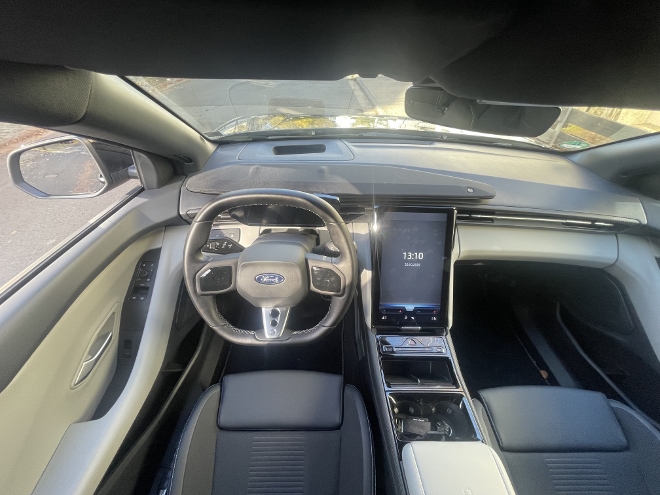 Ford Capri Extended Range RWD Test: vorne, Vordersitze, Lenkrad, Armaturenbrett, Bildschirm und Ablagen