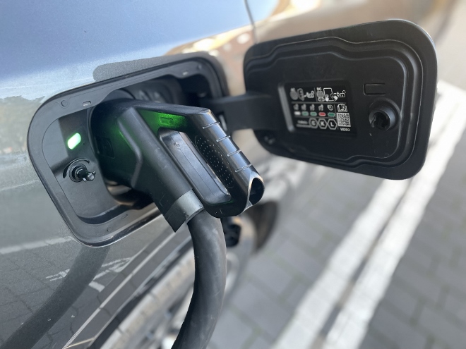 Ford Capri Extended Range RWD Test: Ladeklappe und laden auf der rechten Seite hinten