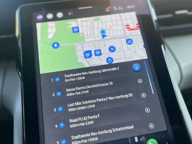 Ford Capri Extended Range RWD Test: finden der nächsten Ladestation auf dem Bildschirm mit dem Navigationssystem mit Ladeleistung